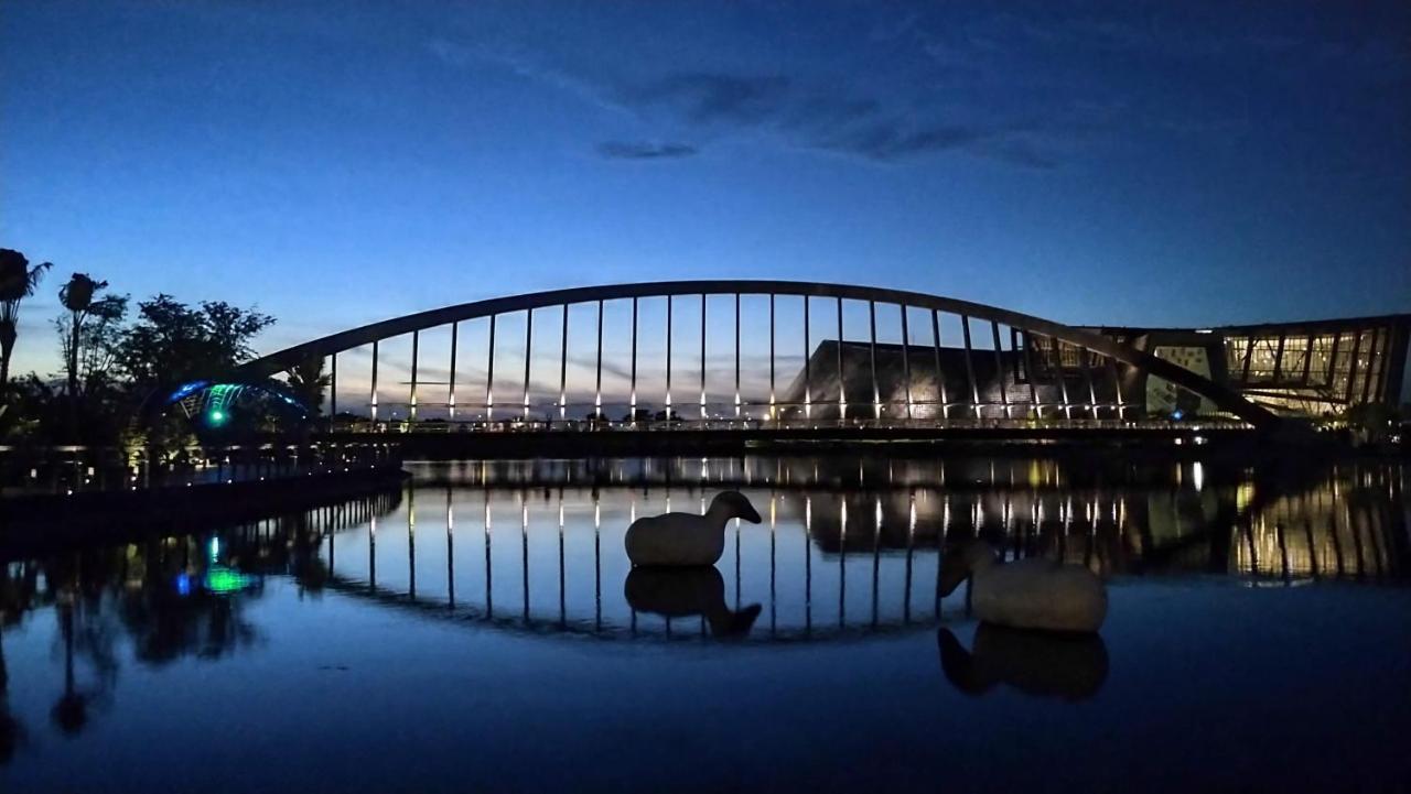 Taibao Evergreen Palace Hotel Chiayi מראה חיצוני תמונה The bridge at night