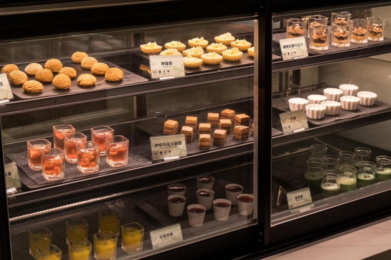 Taibao Evergreen Palace Hotel Chiayi מראה חיצוני תמונה A display case of desserts