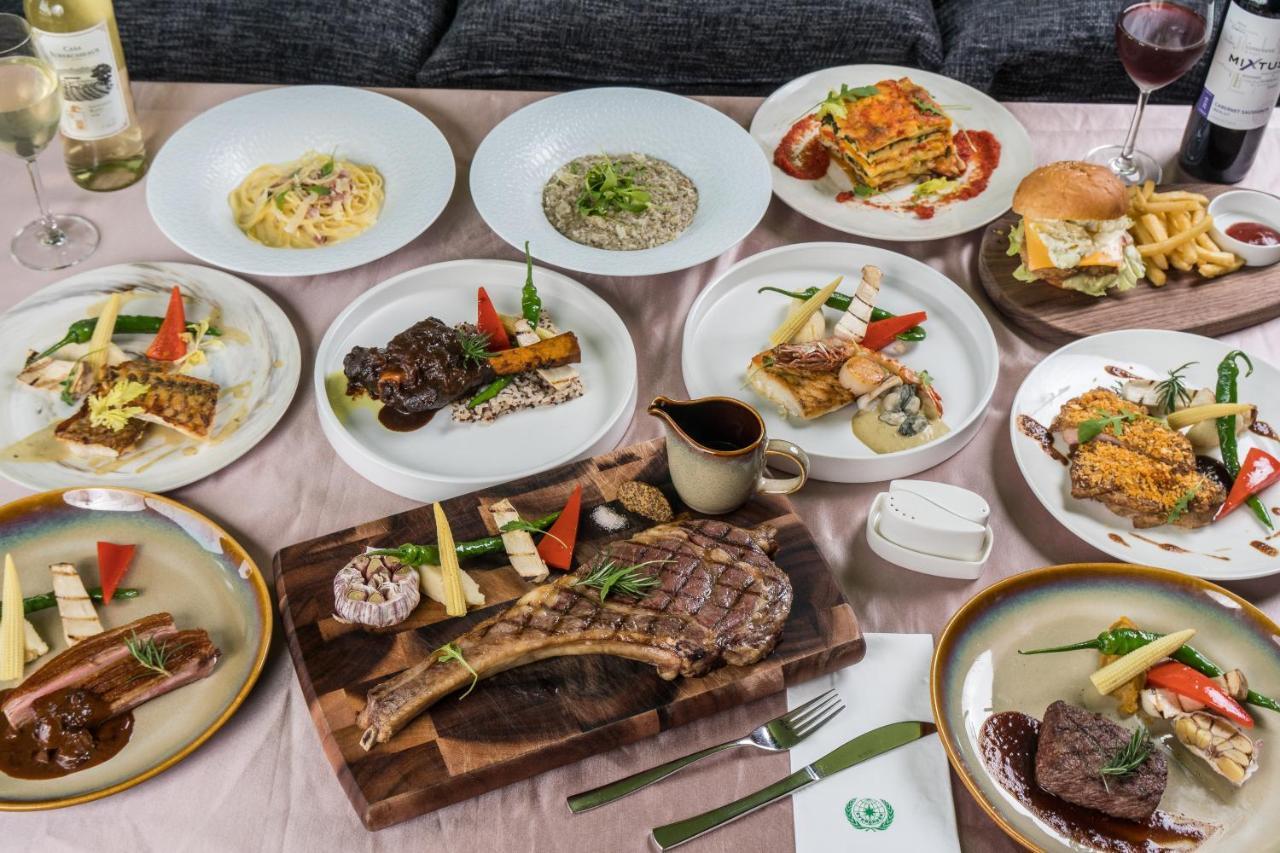 Taibao Evergreen Palace Hotel Chiayi מראה חיצוני תמונה A selection of dishes at the restaurant