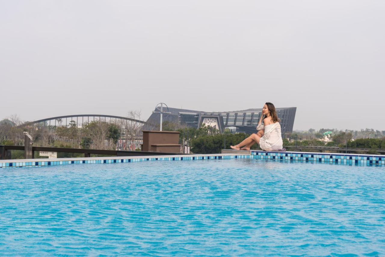 Taibao Evergreen Palace Hotel Chiayi מראה חיצוני תמונה The swimming pool at the hotel