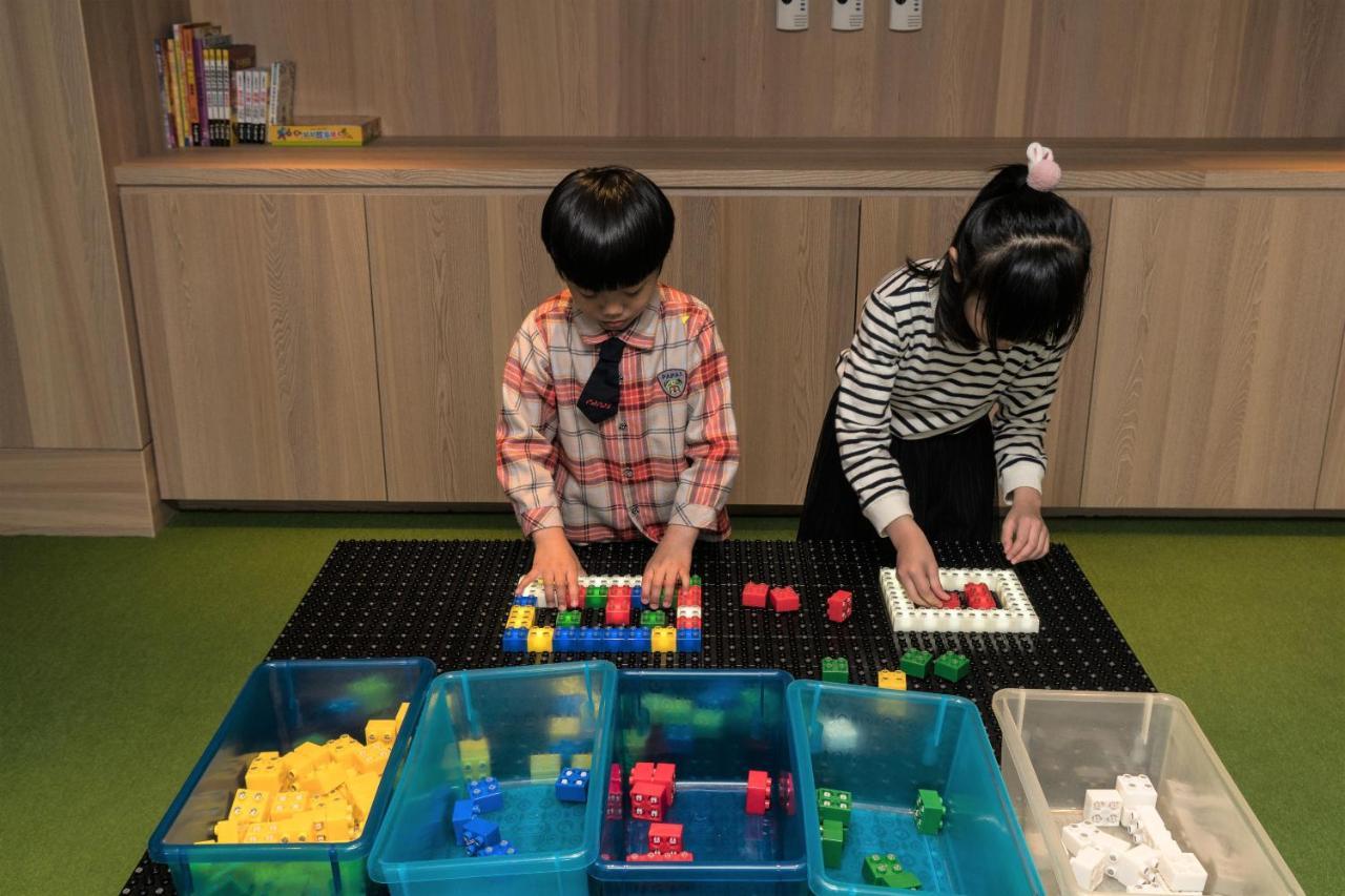 Taibao Evergreen Palace Hotel Chiayi מראה חיצוני תמונה Children playing with the Duplo set